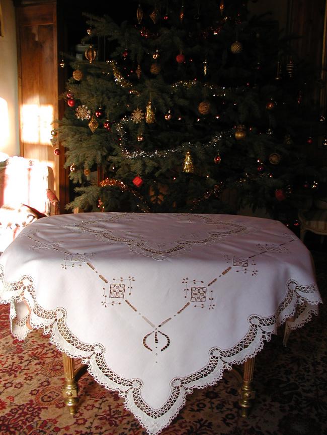 Stunning tablecloth with filet, Cluny lace and Richelieu works