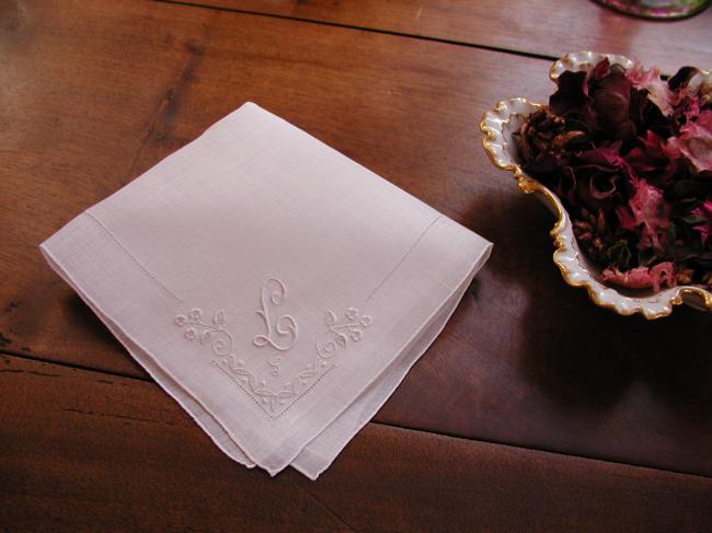 Lovely handkerchief with embroidered floral monogramm L