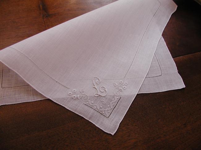 Lovely handkerchief with embroidered floral monogramm L