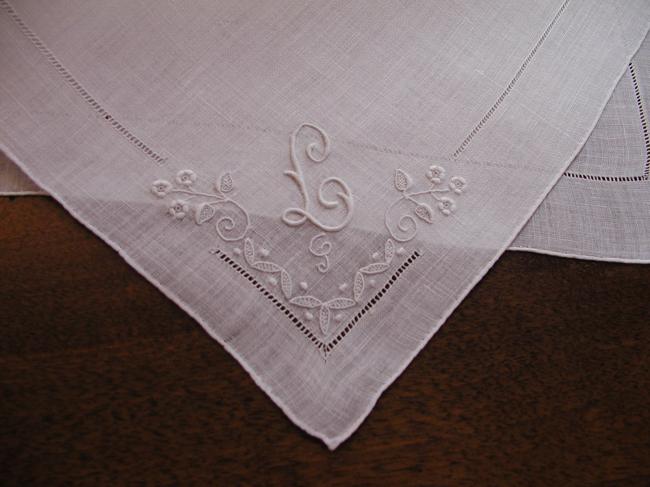 Lovely handkerchief with embroidered floral monogramm L