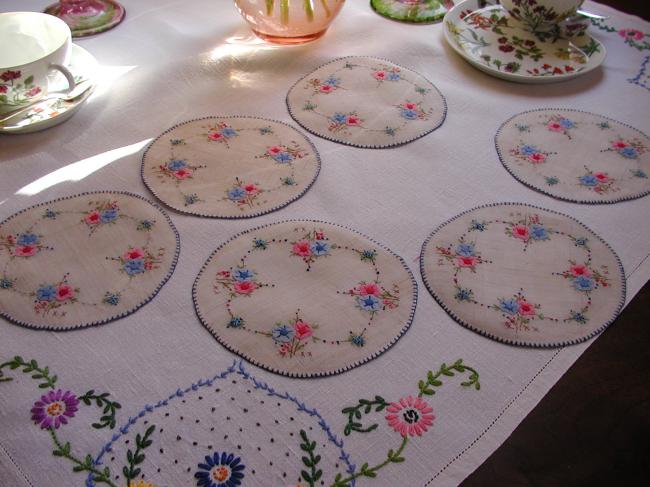 Wonderful set of 6 coasters in Pinã with appliqué of flowers, so cute !!