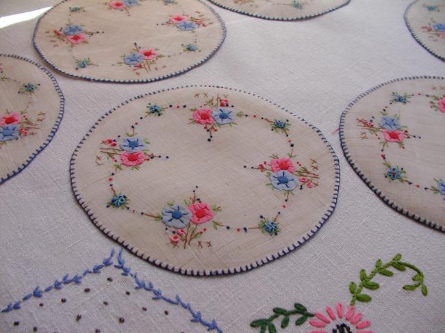 Wonderful set of 6 coasters in Pinã with appliqué of flowers, so cute !!