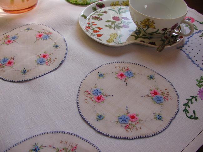 Wonderful set of 6 coasters in Pinã with appliqué of flowers, so cute !!