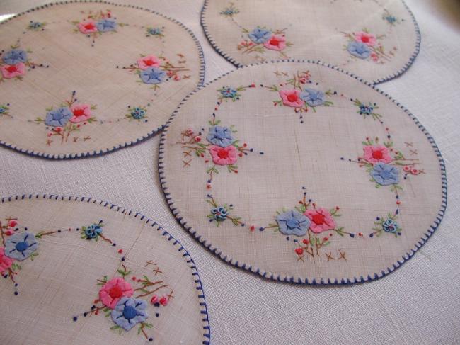 Wonderful set of 6 coasters in Pinã with appliqué of flowers, so cute !!