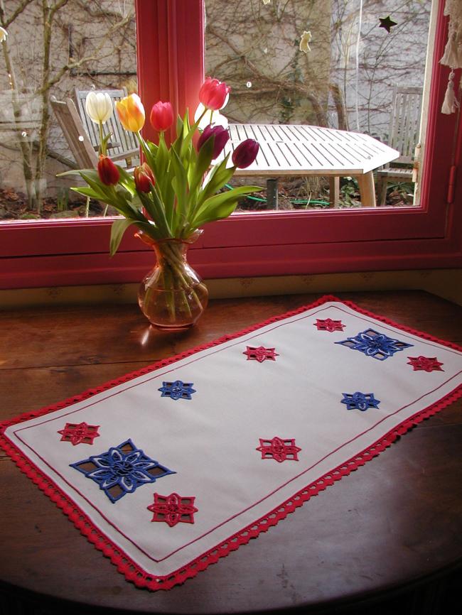 Superbe chemin de table brodé de rosaces ajourées avec de riches couleurs vives