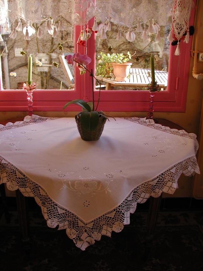 Gorgeous tablecloth with Colbert open& white works with bobbin lace edging