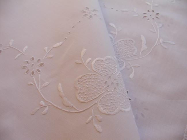 Gorgeous tablecloth with Colbert open& white works with bobbin lace edging