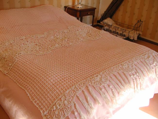 Exceptional bed-cover or huge curtain in crochet d'art lace with Milan tape lace