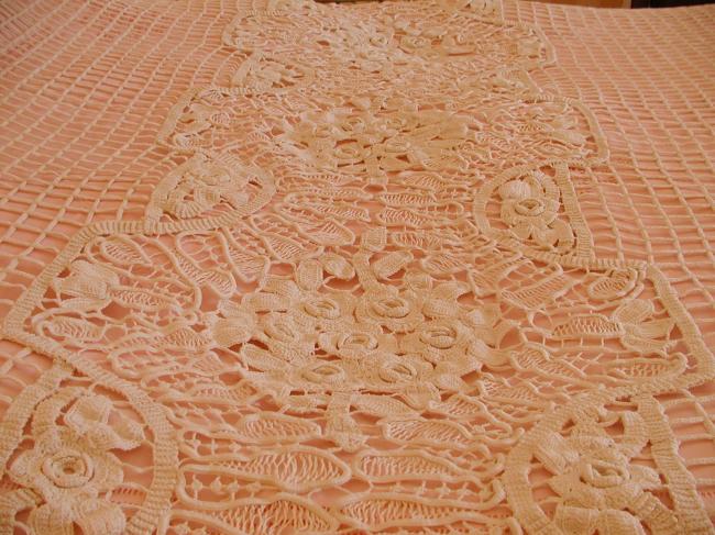 Exceptionnel rideau ou couvre-lit en dentelle de crochet d'art & lacets rebrodés