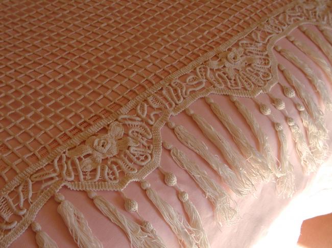 Exceptionnel rideau ou couvre-lit en dentelle de crochet d'art & lacets rebrodés