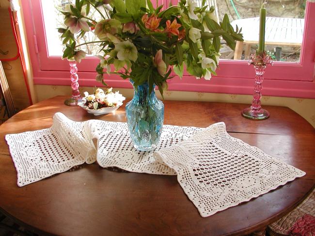 Très beau chemin de table fait en dentelle de crochet plat