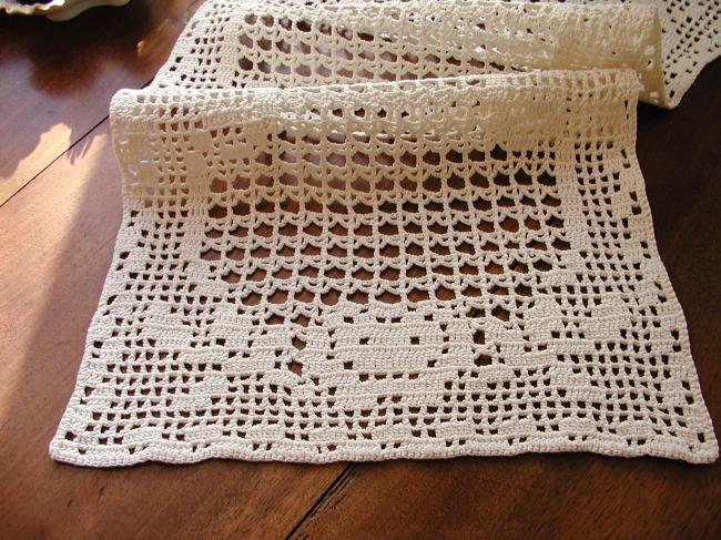 Très beau chemin de table fait en dentelle de crochet plat