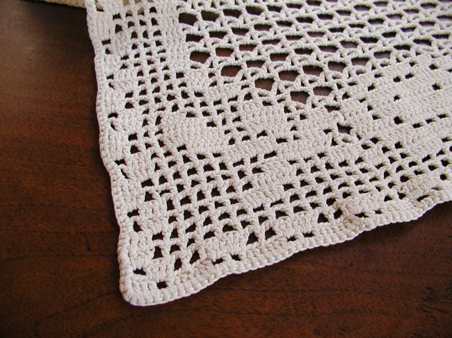 Très beau chemin de table fait en dentelle de crochet plat