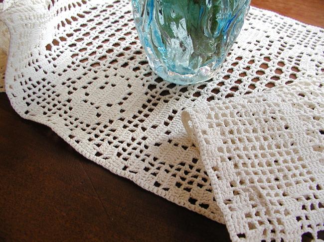 Très beau chemin de table fait en dentelle de crochet plat