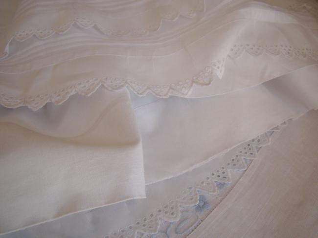 Merveilleux jupon avec volants en broderie anglaise à la main & plis religieux