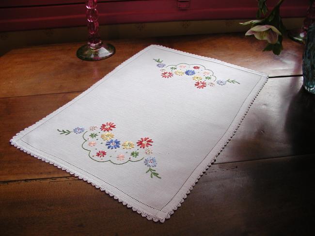 Charming tray cloth xith embroidered flowers and small lace edging