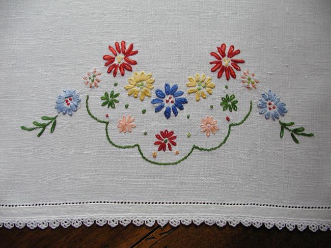 Charming tray cloth xith embroidered flowers and small lace edging