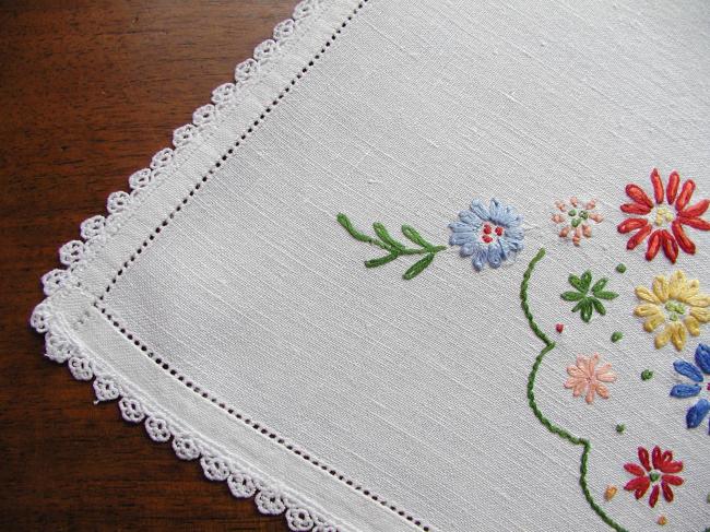 Charming tray cloth xith embroidered flowers and small lace edging