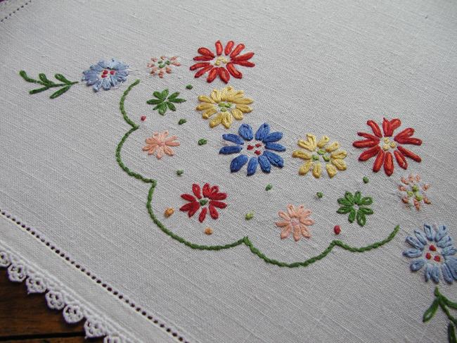 Charming tray cloth xith embroidered flowers and small lace edging