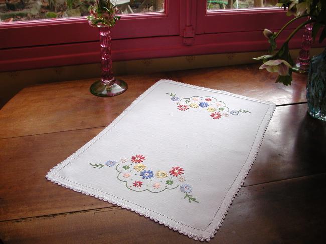 Charming tray cloth xith embroidered flowers and small lace edging