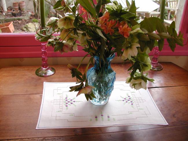 Charmant centre de table ajouré et rebrodé de petites fleurs rosettes