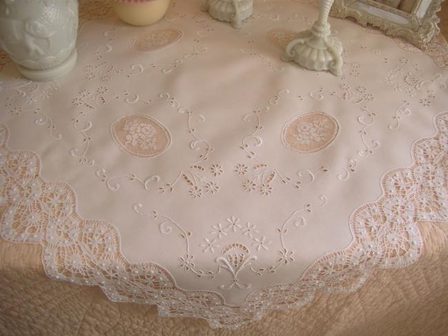 Merveilleuse nappe brodée à la Richelieu, roses en filet  & dentelle fuseaux