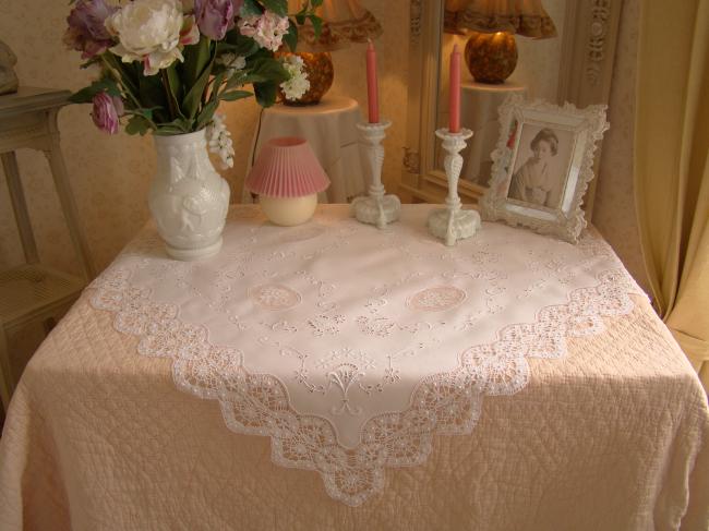 Merveilleuse nappe brodée à la Richelieu, roses en filet  & dentelle fuseaux