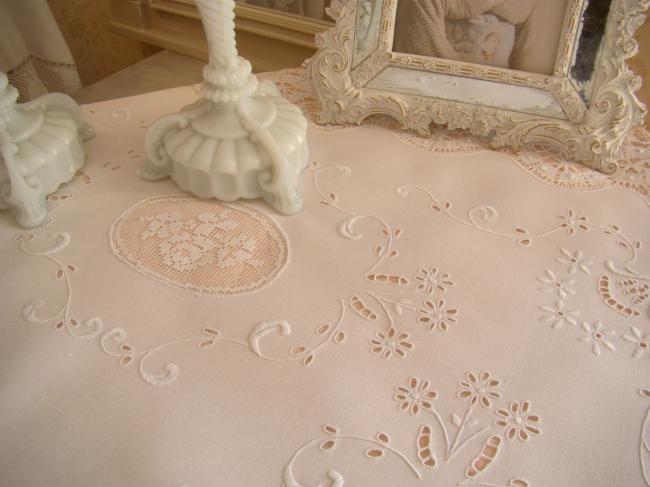 Merveilleuse nappe brodée à la Richelieu, roses en filet  & dentelle fuseaux