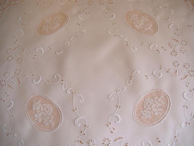 Merveilleuse nappe brodée à la Richelieu, roses en filet  & dentelle fuseaux