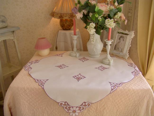 Linge ancien: Adorable nappe en lin brodée de marguerites à la Richelieu 1930