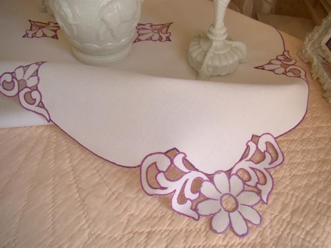 Linge ancien: Adorable nappe en lin brodée de marguerites à la Richelieu 1930