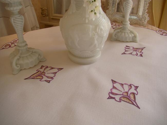 Linge ancien: Adorable nappe en lin brodée de marguerites à la Richelieu 1930