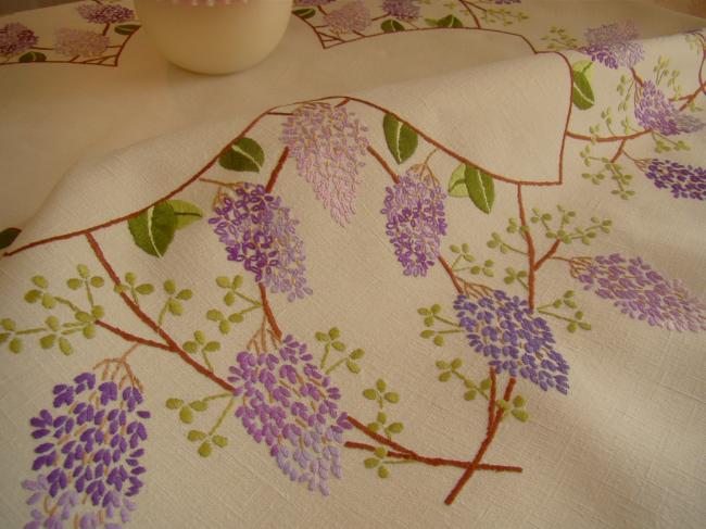 Extraordinaire nappe en lin, brodée de branches de Lilas en fleurs