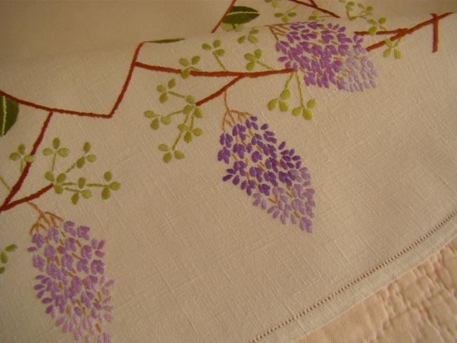 Extraordinaire nappe en lin, brodée de branches de Lilas en fleurs