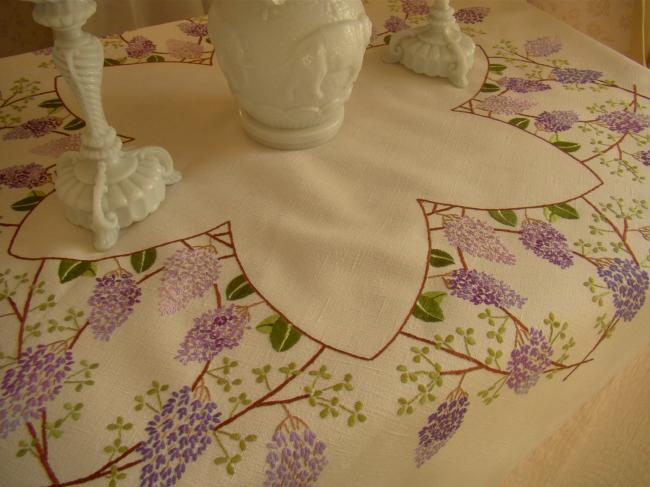 Extraordinaire nappe en lin, brodée de branches de Lilas en fleurs