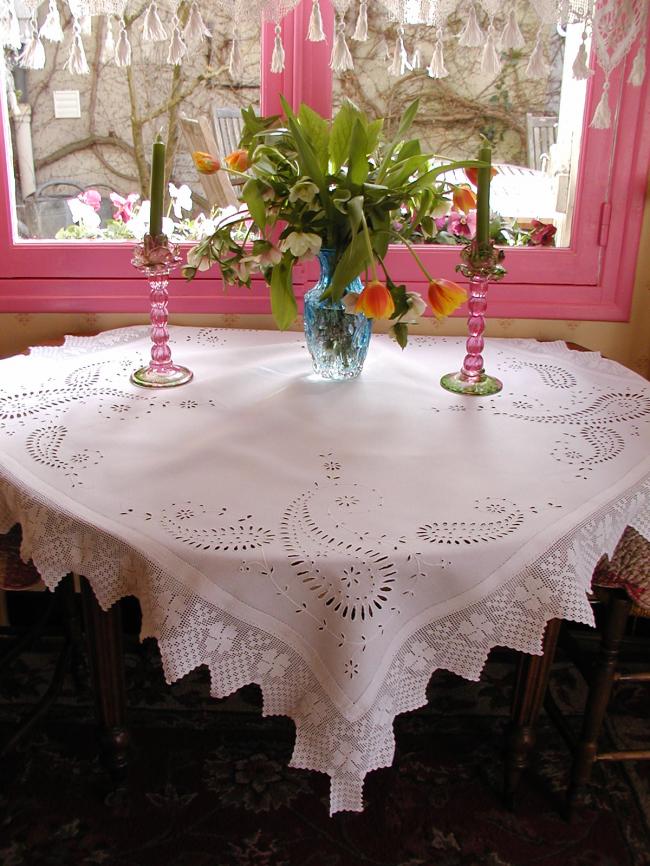 Exceptionnal tablecloth with Colbert embroidered paisley and crochet lace 1900