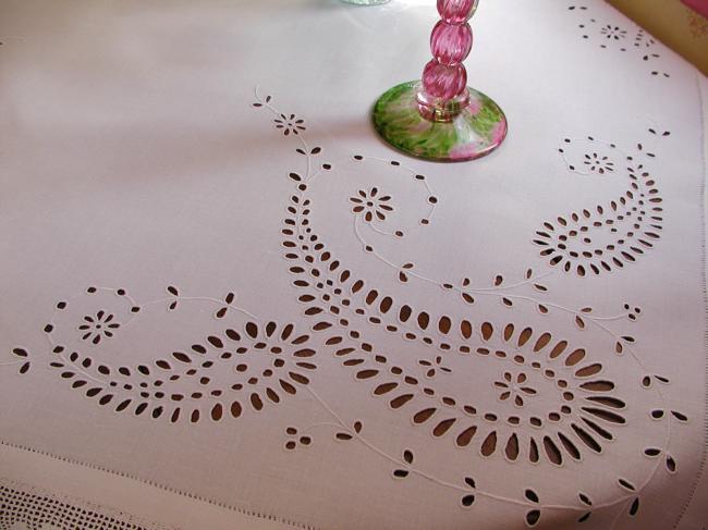 Exceptionnal tablecloth with Colbert embroidered paisley and crochet lace 1900