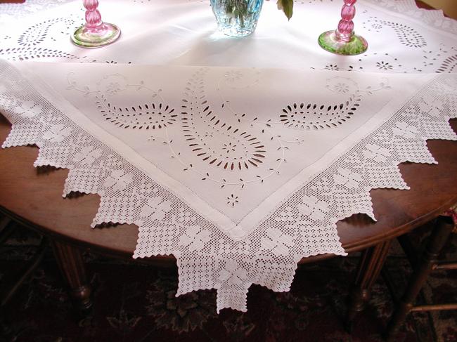 Exceptionnal tablecloth with Colbert embroidered paisley and crochet lace 1900