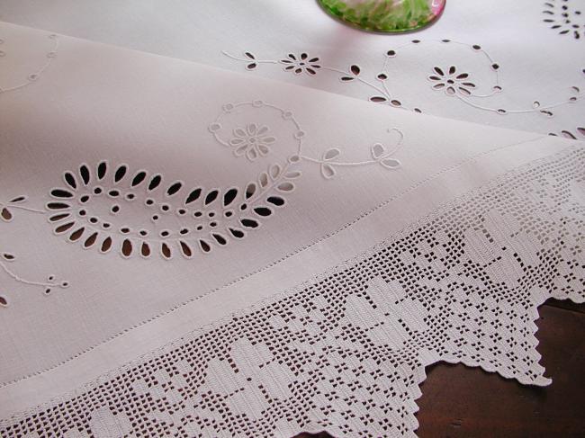 Exceptionnal tablecloth with Colbert embroidered paisley and crochet lace 1900