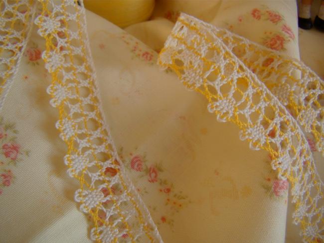 Charmante dentelle bicolore jaune & blanc cassé, coton, à petits festons 18mm