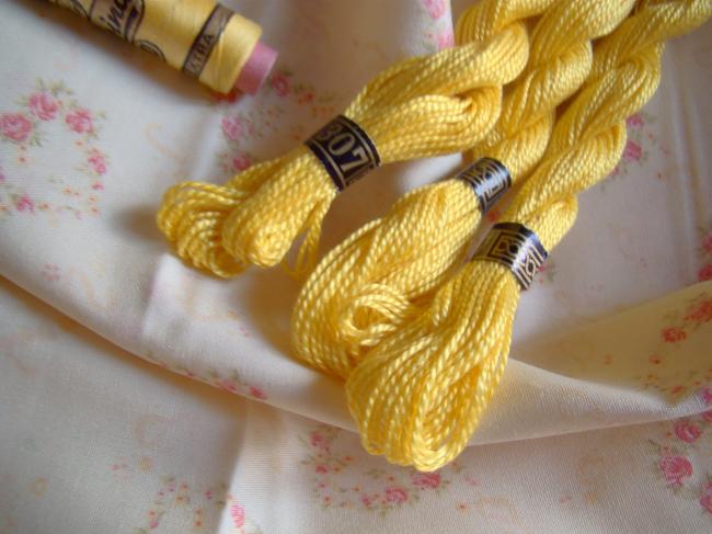 Echeveau coton perlé DMC n°5,  de couleur solide en  jaune citron n°307