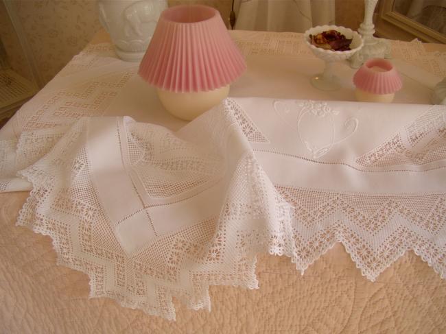 Gracieuse nappe en lin avec insertions, contour en dentelle faite à la main 1900