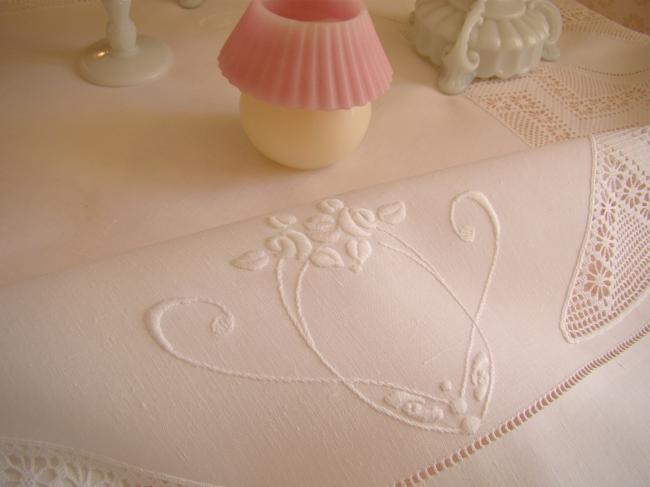 Gracieuse nappe en lin avec insertions, contour en dentelle faite à la main 1900