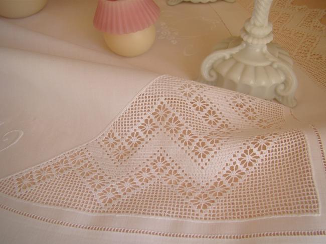 Gracieuse nappe en lin avec insertions, contour en dentelle faite à la main 1900