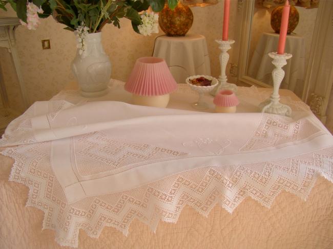 Gracieuse nappe en lin avec insertions, contour en dentelle faite à la main 1900