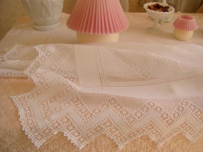 Gracieuse nappe en lin avec insertions, contour en dentelle faite à la main 1900