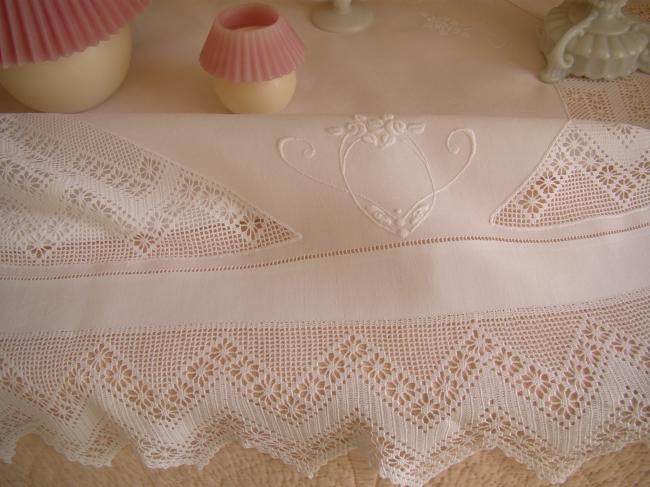 Gracieuse nappe en lin avec insertions, contour en dentelle faite à la main 1900