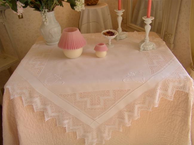 Gracieuse nappe en lin avec insertions, contour en dentelle faite à la main 1900