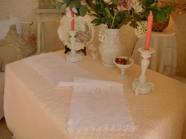 Romantique chemin de table en lin avec insertions& pourtour en dentelle chimique