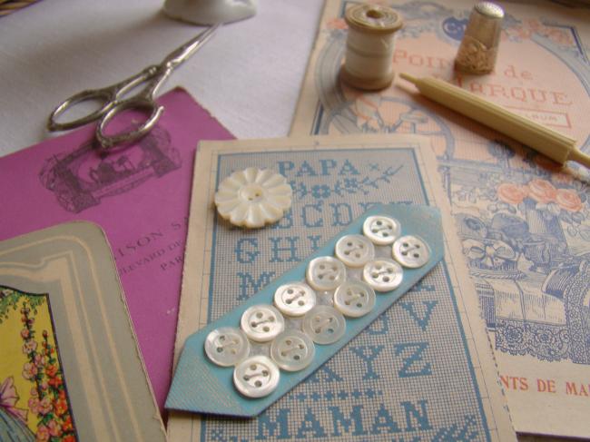 Antique card with 12 engraved buttons in mother of pearl, 1900 (10mm)